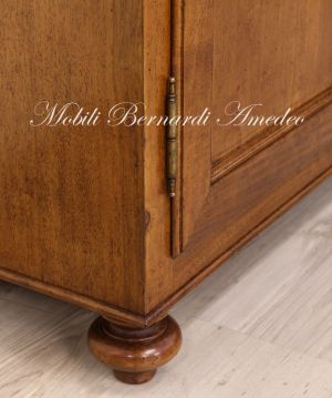 Credenza con alzata stile classico in legno massello di noce con gambe a cipolla e 2 ante a vetro
